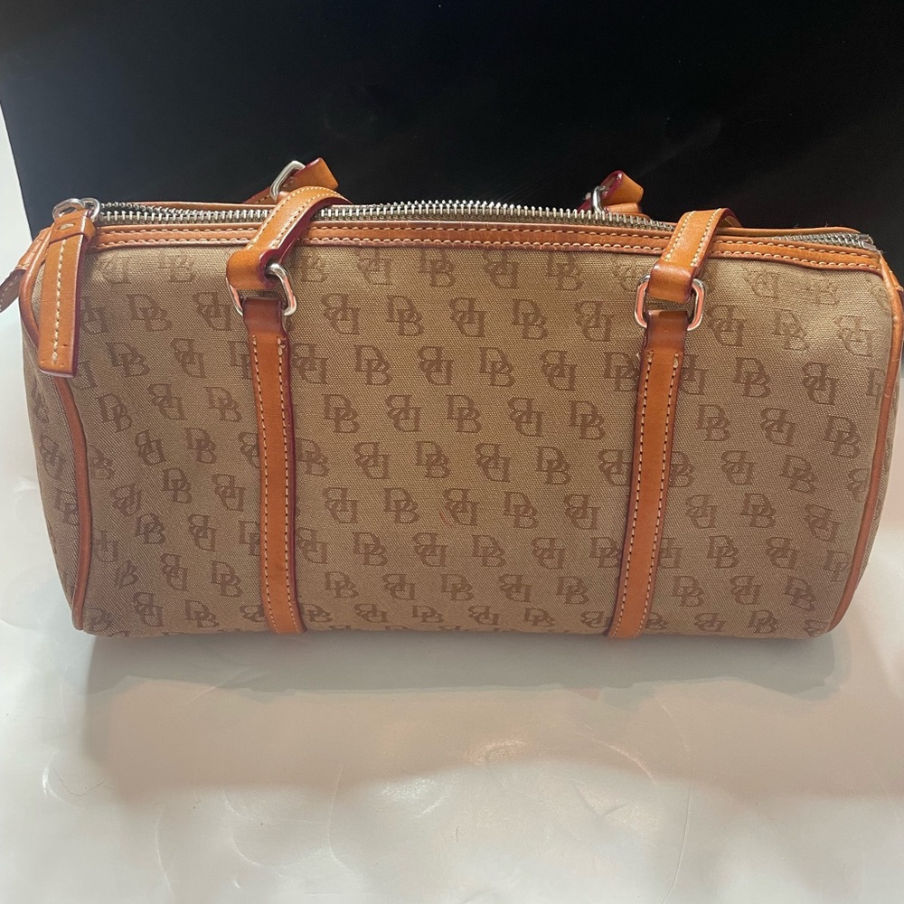 Dooney and Bourke barrel bag - Picture 2 of 3